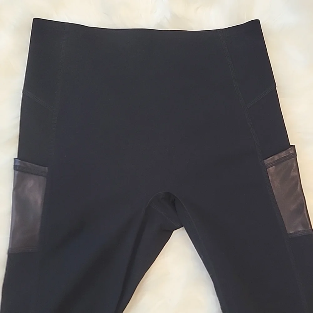 NWOT. Spanx Gloss Panel Leggings. Faux Leather Pockets. Black.Sz Small. - Picture 4 of 5